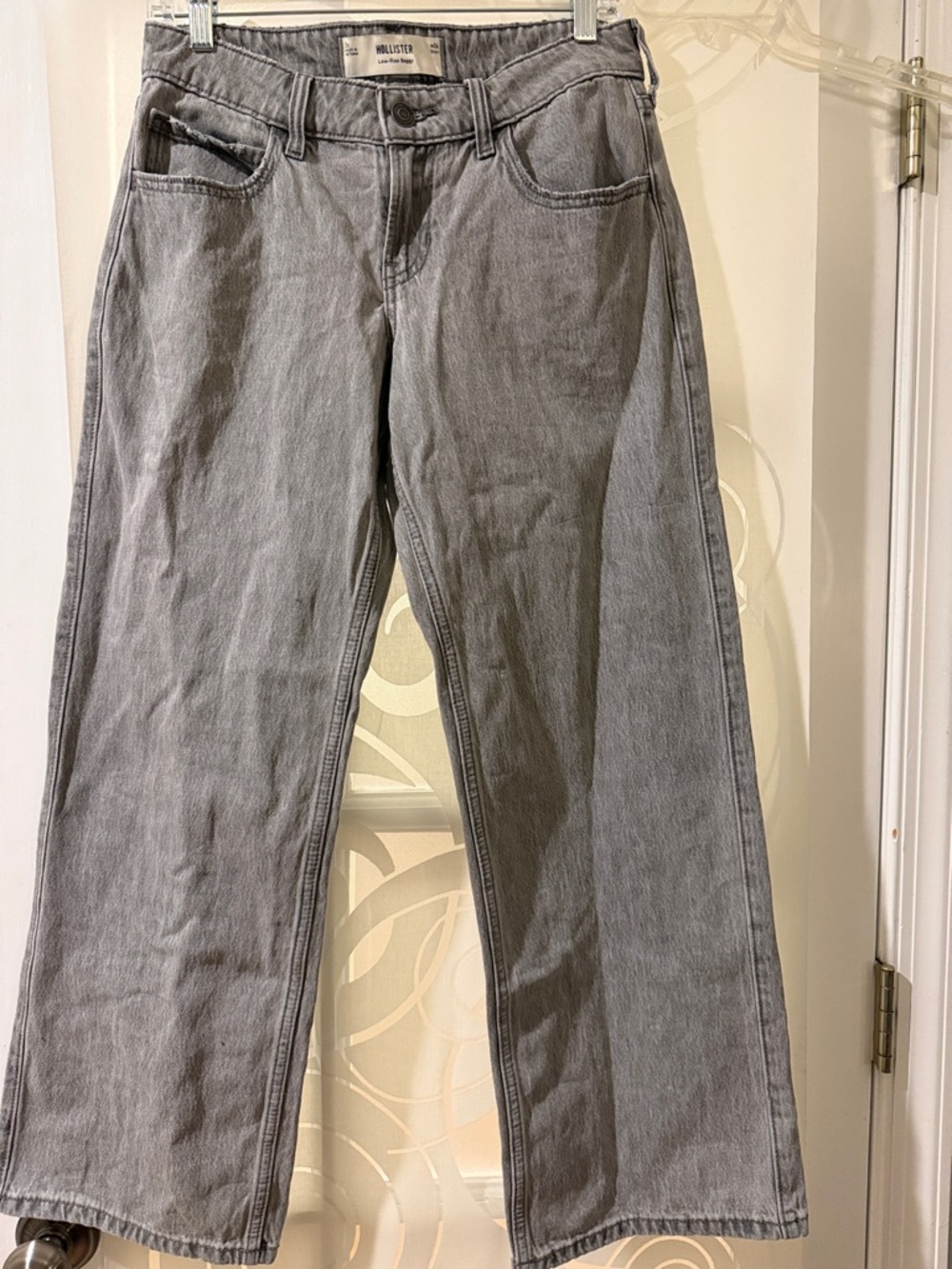 Hollister Women's Low-Rise Baggy Light Gray Jeans Size 2 Short